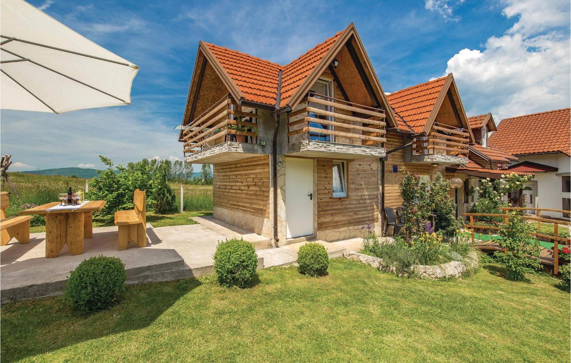 2 Bedroom Cozy Home In Licko Lesce Exterior photo