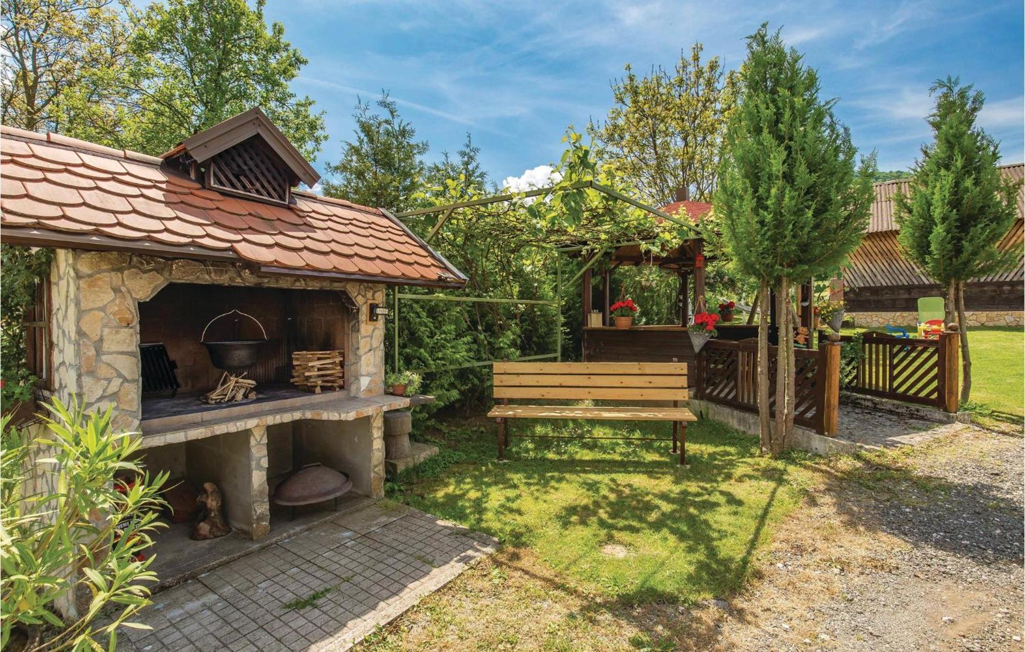 2 Bedroom Cozy Home In Licko Lesce Exterior photo